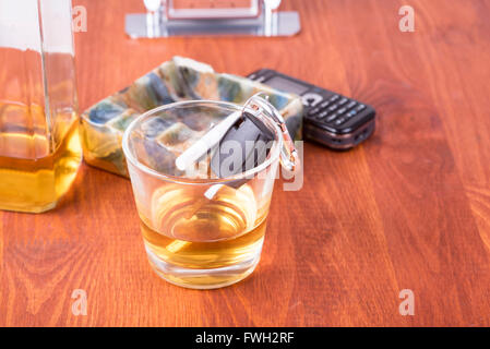 Une photo de l'alcool, des clés de voiture qui est égale à la tragédie sur la route Banque D'Images
