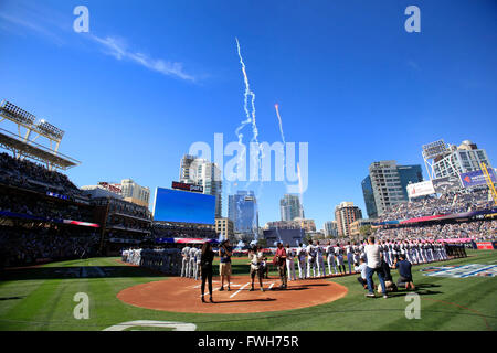 San Diego, CA, USA. 4ème apr 2016. SAN DIEGO, CA, USA -- LE 4 AVRIL 2016 . :|.PADRES vs DODGERS.Openng cermeony au Petco Park pour les Padres accueil match d'ouverture contre les Dodgers de Los Angeles.|.Crédit obligatoire : PHOTO PAR NELVIN C. CEPEDA, SAN DIEGO UNION TRIBUNE © Nelvin-C. Cepeda/U-T San Diego/ZUMA/Alamy Fil Live News Banque D'Images