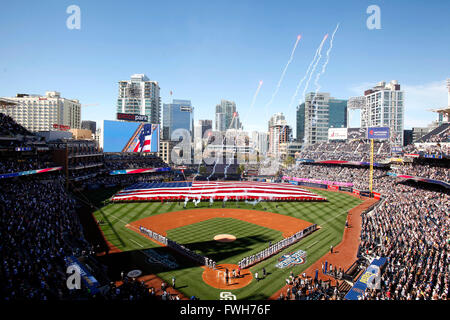 San Diego, CA, USA. 4ème apr 2016.   SAN DIEGO San Diego Padres ont ouvert leur saison au Petco Park avec leurs rivaux de l'autoroute les Dodgers de Los Angeles. Andy Green commence l'année en tant que nouveau manager Padres San Diego Padres et ancien entraîneur Dave Roberts commence l'année en tant que nouveau manager des Dodgers de. |Un géant USA drapeau a été déployé sur le terrain Petco Park par le United States Marines que Fireworks s'est déclenchée à la fin de l'hymne national.|John Gastaldo/San Diego Union-Tribune © John Gastaldo/U-T San Diego/ZUMA/Alamy Fil Live News Banque D'Images