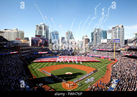 San Diego, CA, USA. 4ème apr 2016.   SAN DIEGO San Diego Padres ont ouvert leur saison au Petco Park avec leurs rivaux de l'autoroute les Dodgers de Los Angeles. Andy Green commence l'année en tant que nouveau manager Padres San Diego Padres et ancien entraîneur Dave Roberts commence l'année en tant que nouveau manager des Dodgers de. |Un géant USA drapeau a été déployé sur le terrain Petco Park par le United States Marines que Fireworks s'est déclenchée à la fin de l'hymne national.|John Gastaldo/San Diego Union-Tribune © John Gastaldo/U-T San Diego/ZUMA/Alamy Fil Live News Banque D'Images