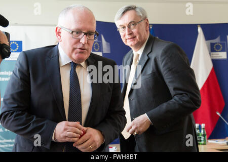 Varsovie, Pologne. Le 05 Avr, 2016. Vice-président de la Commission européenne Frans Timmermans après une conférence de presse Crédit : Mateusz Wlodarczyk/Pacific Press/Alamy Live News Banque D'Images