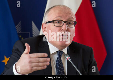 Varsovie, Pologne. Le 05 Avr, 2016. Vice-président de la Commission européenne Frans Timmermans au cours d'une conférence de presse Crédit : Mateusz Wlodarczyk/Pacific Press/Alamy Live News Banque D'Images