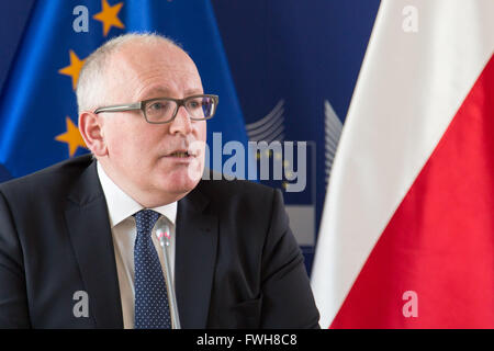 Varsovie, Pologne. Le 05 Avr, 2016. Vice-président de la Commission européenne Frans Timmermans au cours d'une conférence de presse Crédit : Mateusz Wlodarczyk/Pacific Press/Alamy Live News Banque D'Images