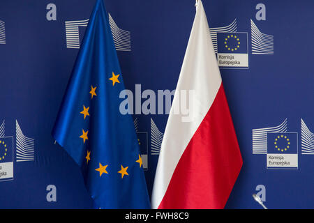 Varsovie, Pologne. Le 05 Avr, 2016. Conférence de presse du Vice-président de la Commission européenne Frans Timmermans au cours de sa visite en Pologne Crédit : Mateusz Wlodarczyk/Pacific Press/Alamy Live News Banque D'Images