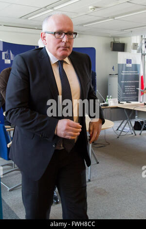 Varsovie, Pologne. Le 05 Avr, 2016. Vice-président de la Commission européenne Frans Timmermans après une conférence de presse Crédit : Mateusz Wlodarczyk/Pacific Press/Alamy Live News Banque D'Images