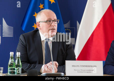 Varsovie, Pologne. Le 05 Avr, 2016. Vice-président de la Commission européenne Frans Timmermans au cours d'une conférence de presse Crédit : Mateusz Wlodarczyk/Pacific Press/Alamy Live News Banque D'Images