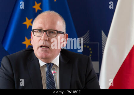 Varsovie, Pologne. Le 05 Avr, 2016. Vice-président de la Commission européenne Frans Timmermans au cours d'une conférence de presse Crédit : Mateusz Wlodarczyk/Pacific Press/Alamy Live News Banque D'Images