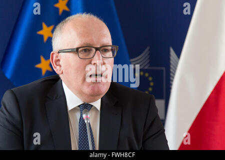 Varsovie, Pologne. Le 05 Avr, 2016. Vice-président de la Commission européenne Frans Timmermans au cours d'une conférence de presse Crédit : Mateusz Wlodarczyk/Pacific Press/Alamy Live News Banque D'Images