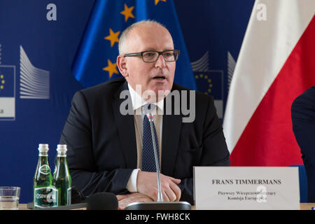 Varsovie, Pologne. Le 05 Avr, 2016. Vice-président de la Commission européenne Frans Timmermans au cours d'une conférence de presse Crédit : Mateusz Wlodarczyk/Pacific Press/Alamy Live News Banque D'Images