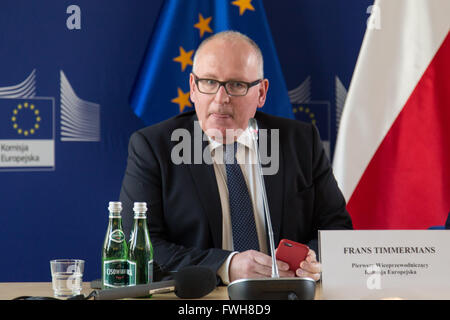 Varsovie, Pologne. Le 05 Avr, 2016. Vice-président de la Commission européenne Frans Timmermans au cours d'une conférence de presse Crédit : Mateusz Wlodarczyk/Pacific Press/Alamy Live News Banque D'Images