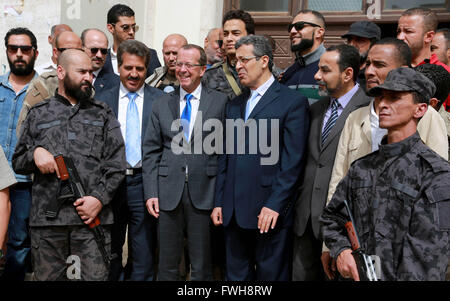 Tripoli (Libye). 5ème apr 2016. L'envoyé spécial des Nations Unies et chef de mission d'APPUI DES NATIONS UNIES en Libye, Martin Kobler (L, centre), rencontre avec les représentants des municipalités en grand Tripoli Tripoli (Libye), 5 avril 2016. Martin Kobler s'est rendu à Tripoli pour sa première visite depuis le premier ministre et chef du Conseil Présidentiel de l'ONU et d'autres Serraj Fayez, membres du conseil est arrivé dans la capitale de Tripoli de la Tunisie le 30 mars. © Hamza Turkia/Xinhua/Alamy Live News Banque D'Images