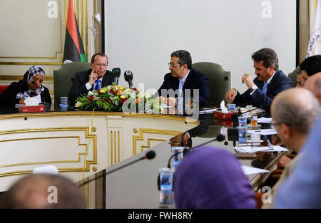 Tripoli (Libye). 5ème apr 2016. L'envoyé spécial des Nations Unies et chef de mission d'APPUI DES NATIONS UNIES en Libye, Martin Kobler (2L), participe à une réunion avec les représentants des municipalités en grand Tripoli Tripoli (Libye), 5 avril 2016. Martin Kobler s'est rendu à Tripoli pour sa première visite depuis le premier ministre et chef du Conseil Présidentiel de l'ONU et d'autres Serraj Fayez, membres du conseil est arrivé dans la capitale de Tripoli de la Tunisie le 30 mars. © Hamza Turkia/Xinhua/Alamy Live News Banque D'Images