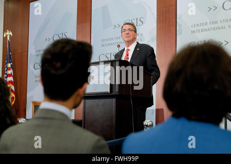 Organisation des StatesWashington DC, USA. 5 avril, 2016. Le Secrétaire de la Défense Ash Carter parle au Center for Strategic & International Studies (CSIS) sur la préparation de la Défense Ministère de l'avenir. Credit : B Christopher/Alamy Live News Banque D'Images