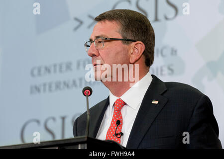 Organisation des StatesWashington DC, USA. 5 avril, 2016. Le Secrétaire de la Défense Ash Carter parle au Center for Strategic & International Studies (CSIS) sur la préparation de la Défense Ministère de l'avenir. Credit : B Christopher/Alamy Live News Banque D'Images