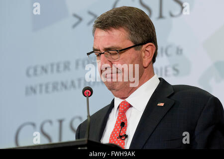 Organisation des StatesWashington DC, USA. 5 avril, 2016. Le Secrétaire de la Défense Ash Carter parle au Center for Strategic & International Studies (CSIS) sur la préparation de la Défense Ministère de l'avenir. Credit : B Christopher/Alamy Live News Banque D'Images