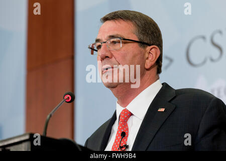 Organisation des StatesWashington DC, USA. 5 avril, 2016. Le Secrétaire de la Défense Ash Carter parle au Center for Strategic & International Studies (CSIS) sur la préparation de la Défense Ministère de l'avenir. Credit : B Christopher/Alamy Live News Banque D'Images