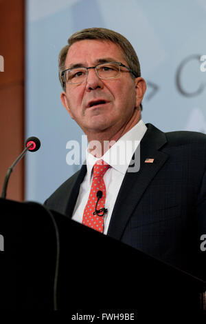 Organisation des StatesWashington DC, USA. 5 avril, 2016. Le Secrétaire de la Défense Ash Carter parle au Center for Strategic & International Studies (CSIS) sur la préparation de la Défense Ministère de l'avenir. Credit : B Christopher/Alamy Live News Banque D'Images