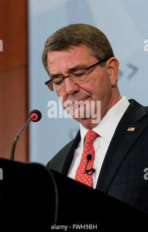 Organisation des StatesWashington DC, USA. 5 avril, 2016. Le Secrétaire de la Défense Ash Carter parle au Center for Strategic & International Studies (CSIS) sur la préparation de la Défense Ministère de l'avenir. Credit : B Christopher/Alamy Live News Banque D'Images