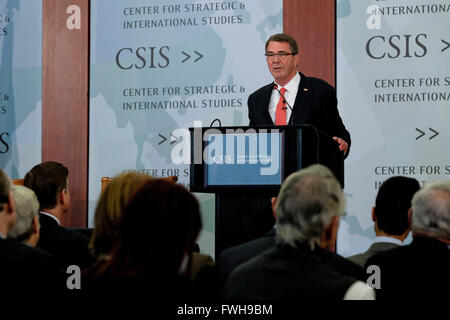 Organisation des StatesWashington DC, USA. 5 avril, 2016. Le Secrétaire de la Défense Ash Carter parle au Center for Strategic & International Studies (CSIS) sur la préparation de la Défense Ministère de l'avenir. Credit : B Christopher/Alamy Live News Banque D'Images