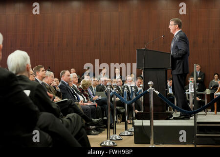 Organisation des StatesWashington DC, USA. 5 avril, 2016. Le Secrétaire de la Défense Ash Carter parle au Center for Strategic & International Studies (CSIS) sur la préparation de la Défense Ministère de l'avenir. Credit : B Christopher/Alamy Live News Banque D'Images