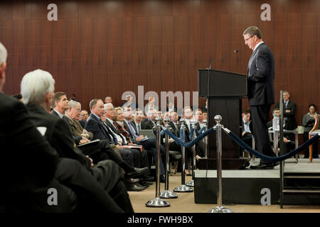 Organisation des StatesWashington DC, USA. 5 avril, 2016. Le Secrétaire de la Défense Ash Carter parle au Center for Strategic & International Studies (CSIS) sur la préparation de la Défense Ministère de l'avenir. Credit : B Christopher/Alamy Live News Banque D'Images