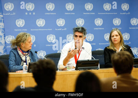 (160405) -- NEW YORK, 5 avril 2016 (Xinhua) -- Alejandro Aravena, architecte chilien et lauréat du prix d'architecture Pritzker en 2016, les mémoires de journalistes sur le lien entre l'architecture et le développement durable, au siège des Nations Unies à New York, le 5 avril 2016. Il est flanqué de Paloma Duran (L), directeur de l'Objectifs de développement durable au fonds du Programme des Nations Unies pour le développement (PNUD) et Martha Thorne, directeur exécutif de le Prix d'architecture Pritzker. Les objectifs de développement durable (SDGF) et lauréate du prix d'architecture Pritzker Alejandro Aravena tirer sur le Banque D'Images