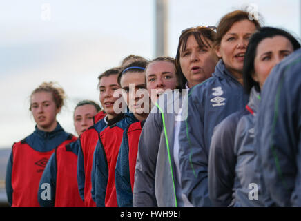 Dublin, Irlande, 05,avril,2016, le banc irlandais chanter leur hymne national, Irlande les femmes U19 U19 Femmes allemand v, championnat d'Europe UEFA Phase élite qualificatifs, Tallaght Stadium, Peter Fitzpatrick/Alamy Live News Banque D'Images