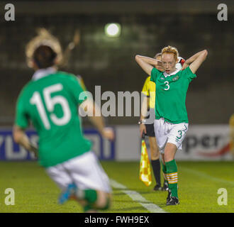 Dublin, Irlande, 05,avril,2016, Niamh avant d'Irlande U19 avec le jet en Irlande, les femmes U19 U19 Femmes allemand v, championnat d'Europe UEFA Phase élite qualificatifs, Tallaght Stadium, Peter Fitzpatrick/Alamy Live News Banque D'Images