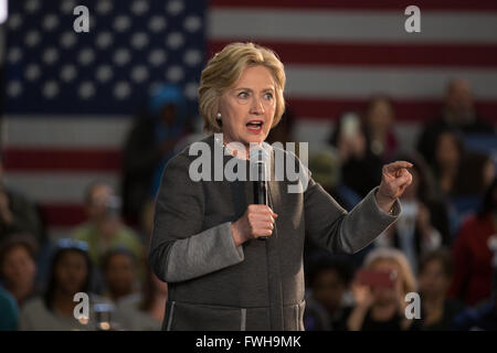 Brooklyn, New York, USA. Le 05 Avr, 2016. Hillary Clinton à l'égard des femmes pour Hillary de ville avec Congrès Yvette Clarke et de la première dame de la ville de New York Chirlane McCray. Crédit : Louise Wateridge/Pacific Press/Alamy Live News Banque D'Images