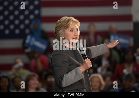 Brooklyn, New York, USA. Le 05 Avr, 2016. Hillary Clinton à l'égard des femmes pour Hillary de ville avec Congrès Yvette Clarke et de la première dame de la ville de New York Chirlane McCray. Crédit : Louise Wateridge/Pacific Press/Alamy Live News Banque D'Images