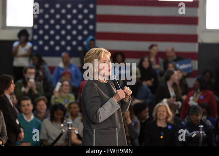 Brooklyn, New York, USA. Le 05 Avr, 2016. Hillary Clinton à l'égard des femmes pour Hillary de ville avec Congrès Yvette Clarke et de la première dame de la ville de New York Chirlane McCray. Crédit : Louise Wateridge/Pacific Press/Alamy Live News Banque D'Images