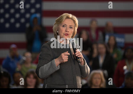 Brooklyn, New York, USA. Le 05 Avr, 2016. Hillary Clinton à l'égard des femmes pour Hillary de ville avec Congrès Yvette Clarke et de la première dame de la ville de New York Chirlane McCray. Crédit : Louise Wateridge/Pacific Press/Alamy Live News Banque D'Images