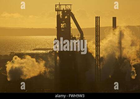 Tata Steel works, Port Talbot, Pays de Galles, Royaume-Uni. 5 avril 2016. Au fil des pavés soleil Tata Steel works, Port Talbot, un jour que le gouvernement britannique est hopefull qu'un acheteur est trouvé pour la menacé steel works. Plus de 4 000 emplois sont menacés après Tata Steel a annoncé son intention de vendre la semaine dernière, c'est travail acier sites à travers le Royaume-Uni. Credit : Haydn Denman/Alamy Live News Banque D'Images