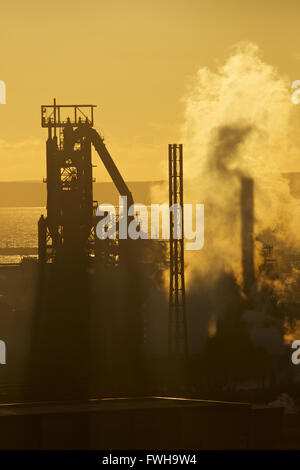 Tata Steel works, Port Talbot, Pays de Galles, Royaume-Uni. 5 avril 2016. Au fil des pavés soleil Tata Steel works, Port Talbot, un jour que le gouvernement britannique est hopefull qu'un acheteur est trouvé pour la menacé steel works. Plus de 4 000 emplois sont menacés après Tata Steel a annoncé son intention de vendre la semaine dernière, c'est travail acier sites à travers le Royaume-Uni. Credit : Haydn Denman/Alamy Live News Banque D'Images