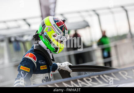 Silverstone, UK. 12 Juin, 2016. Ross Gunn faire un changement de pilote pratique # 1 Beechdean AMR Aston Martin Vantage GT3 Crédit : Steven re/Alamy Live News Banque D'Images