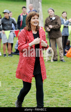 Brighton UK 12 juin 2016 - Compere Annabel Giles à l'assemblée annuelle dans le parc de l'Écorce Dog Show tenu à Queen's Park, Brighton et qui est devenu l'un des plus populaires événements communautaires dans la ville Crédit : Simon Dack/Alamy Live News Banque D'Images