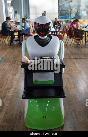 Kunming, province chinoise du Yunnan. 12 Juin, 2016. Un robot serveur sert des repas dans un centre d'expérience du robot à Kunming, capitale du sud-ouest de la province chinoise du Yunnan, le 12 juin 2016. © Hu Chao/Xinhua/Alamy Live News Banque D'Images