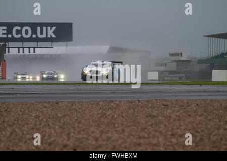 Silverstone, UK. 12 Juin, 2016. Conditions terribles pour le début de la course de Silverstone 500 voitures dont le départ derrière la voiture de sécurité Crédit : Steven re/Alamy Live News Banque D'Images