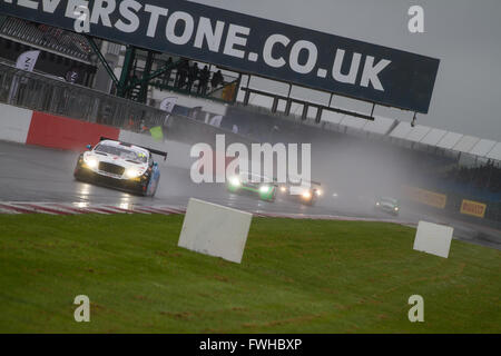 Silverstone, UK. 12 Juin, 2016. Conditions terribles pour le début de la course de Silverstone 500 voitures dont le départ derrière la voiture de sécurité Crédit : Steven re/Alamy Live News Banque D'Images