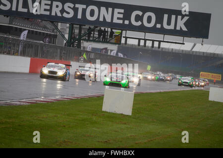 Silverstone, UK. 12 Juin, 2016. Conditions terribles pour le début de la course de Silverstone 500 voitures dont le départ derrière la voiture de sécurité Crédit : Steven re/Alamy Live News Banque D'Images