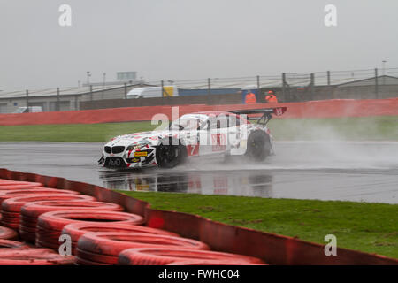 Silverstone, UK. 12 Juin, 2016. # 7 AMDtuning.com la BMW Z4 GT3 de Lee Mowle/Joe Osborne perdre le contrôle la position sur le droit de suspension Crédit : Steven re/Alamy Live News Banque D'Images