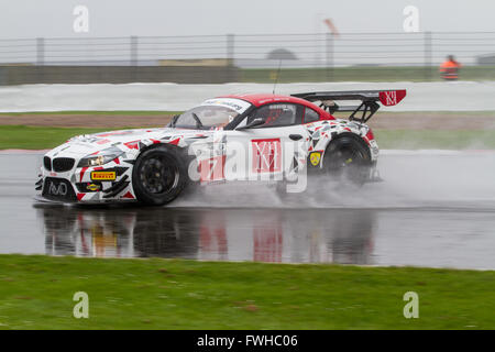 Silverstone, UK. 12 Juin, 2016. # 7 AMDtuning.com la BMW Z4 GT3 de Lee Mowle/Joe Osborne perdre le contrôle la position sur le droit de suspension Crédit : Steven re/Alamy Live News Banque D'Images