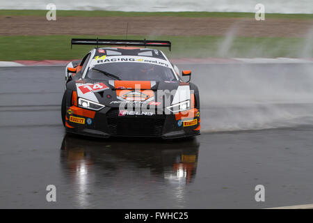 Silverstone, UK. 12 Juin, 2016. # 14 La meilleure Motorsport Audi R8 GT3 de Ryan Ratcliffe/Moore va tourner d'après avoir frappé l'eau debout Crédit : Steven re/Alamy Live News Banque D'Images