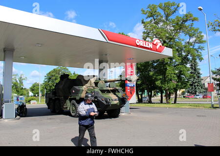 Starogard Gdanski 12 mai, juin 2016 Le 152mm SpGH dana un autoporté assis sur la station essence Orlen dans Starogard Gdanski est vu. Pendant le plus grand en Pologne, depuis 1989 exercices militaires Anakonda 16 véhicules militaires et d'avions sont très fréquemment sur les rues locales dans tout le pays : Michal Fludra Crédit/Alamy Live News Banque D'Images