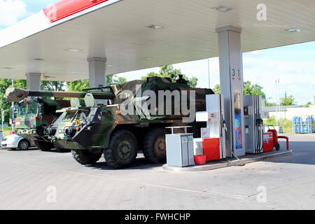 Starogard Gdanski 12 mai, juin 2016 Le 152mm SpGH dana un autoporté assis sur la station essence Orlen dans Starogard Gdanski est vu. Pendant le plus grand en Pologne, depuis 1989 exercices militaires Anakonda 16 véhicules militaires et d'avions sont très fréquemment sur les rues locales dans tout le pays : Michal Fludra Crédit/Alamy Live News Banque D'Images