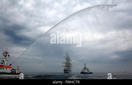 Rostock, Allemagne. 23 mai, 2016. Grand voilier russe 'Kruzenshtern' arrive au port de Warnemünde, près de Rostock, Allemagne, 23 mai 2016. Photo : Bernd Wuestneck/dpa/Alamy Live News Banque D'Images