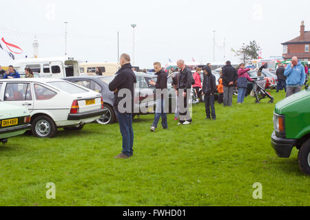 Seaburn, Sunderland, Tyne et Wear, 12 juin 2016, les visiteurs view classic and vintage cars Seaburn au Salon de voitures en 2016. Crédit : Robert Cole/Alamy Live News Banque D'Images