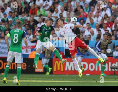 CHRIS BAIRD & ARKADIUSZ MILIK POLOGNE POLOGNE IRLANDE DU NORD V V L'IRLANDE DU NORD, EURO 2016 GROUPE C STADE DE NICE, NICE, FRANCE, 12 juin 2016 GAY96527 POLOGNE V L'IRLANDE DU NORD, EURO 2016 groupe C 12/06/2016 AVERTISSEMENT ! Cette photo ne peut être utilisée que pour les journaux et/ou à des fins d'édition de magazines. Ne peut être utilisé pour les publications impliquant 1 joueur, 1 ou 1 Concours Club sans autorisation écrite de Football DataCo Ltd. Pour toute question, veuillez communiquer avec le Football DataCo Ltd au  +44 (0) 207 864 9121 Banque D'Images