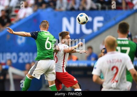 Jakub Blaszczykowski (C) de la Pologne et Chris Baird (L) de l'Irlande du défi pour la balle pendant l'UEFA Euro 2016 football match du groupe C entre la Pologne et l'Irlande du Nord à Nice, France, le 12 juin 2016. Photo : Federico Gambarini/dpa (certaines restrictions s'appliquent : Pour la présentation des nouvelles éditorial seulement. Pas utilisé à des fins commerciales ou de marketing, sans l'autorisation écrite préalable de l'UEFA. Les images doivent s'afficher que des images fixes et ne pas imiter l'action match la vidéo avec. Photographies publiées dans des publications en ligne (que ce soit par Internet ou autre) doit avoir un intervalle d'au moins 20 Banque D'Images