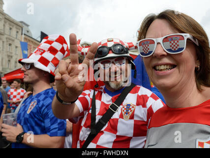 (160613) -- ZAGREB, 13 juin 2016 (Xinhua) -- les fans de football croate posent comme ils regarder l'Euro 2016 football match entre la Croatie et la Turquie dans une zone du ventilateur à la place centrale de Zagreb, Croatie, 12 juin, 2016. (Xinhua/Lisanin Miso) Banque D'Images